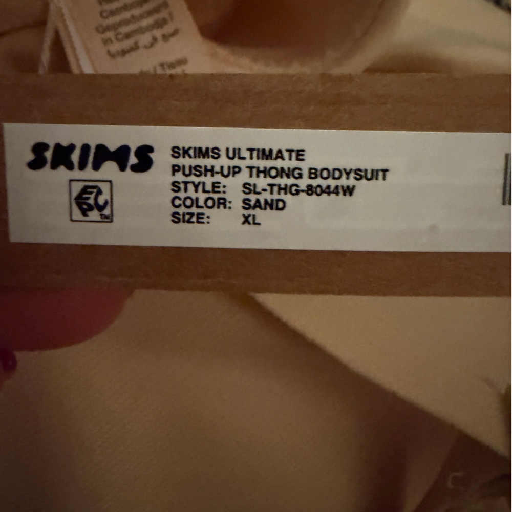 SKIMS ULTIMATE BODY
PUSH-UP THONG BODYSUIT XL SAND - Picture 5 of 6